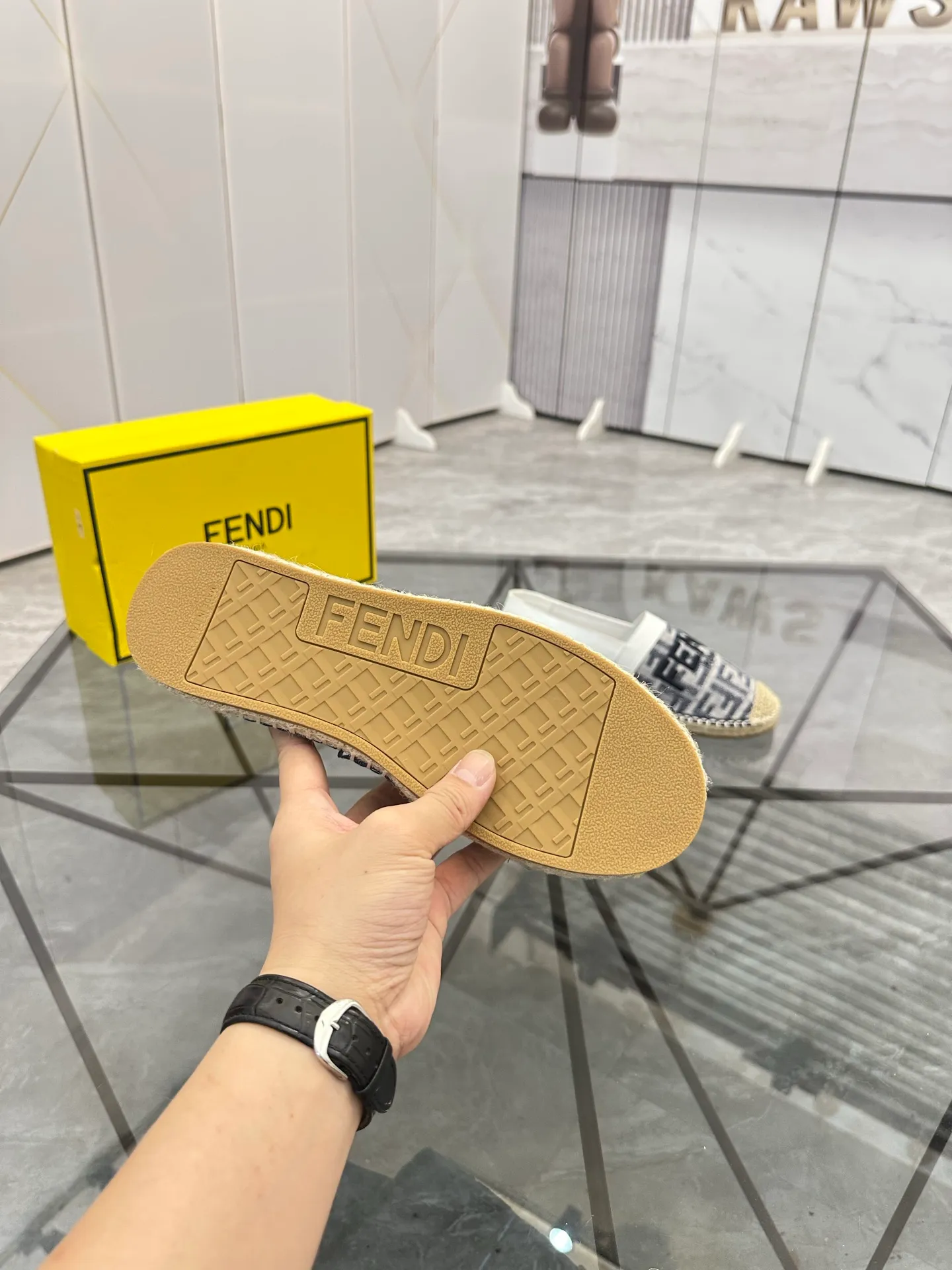 Selling men's shoes 💰: 💰P420¥ Product trademark: Fendi* "Fendi*" low-top fisherman's shoes Regular size: 38-44 (can be customized to 37.45) Product materials: upper imported cowhide stitched with original fabric, sheepskin lining, original outsole. Number: 1023